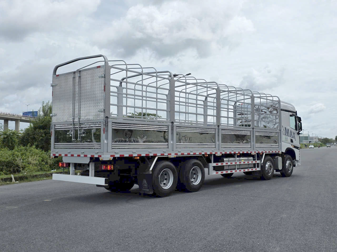 Xe Tải Howo Max 350hp Thùng Bạt 4 Chân