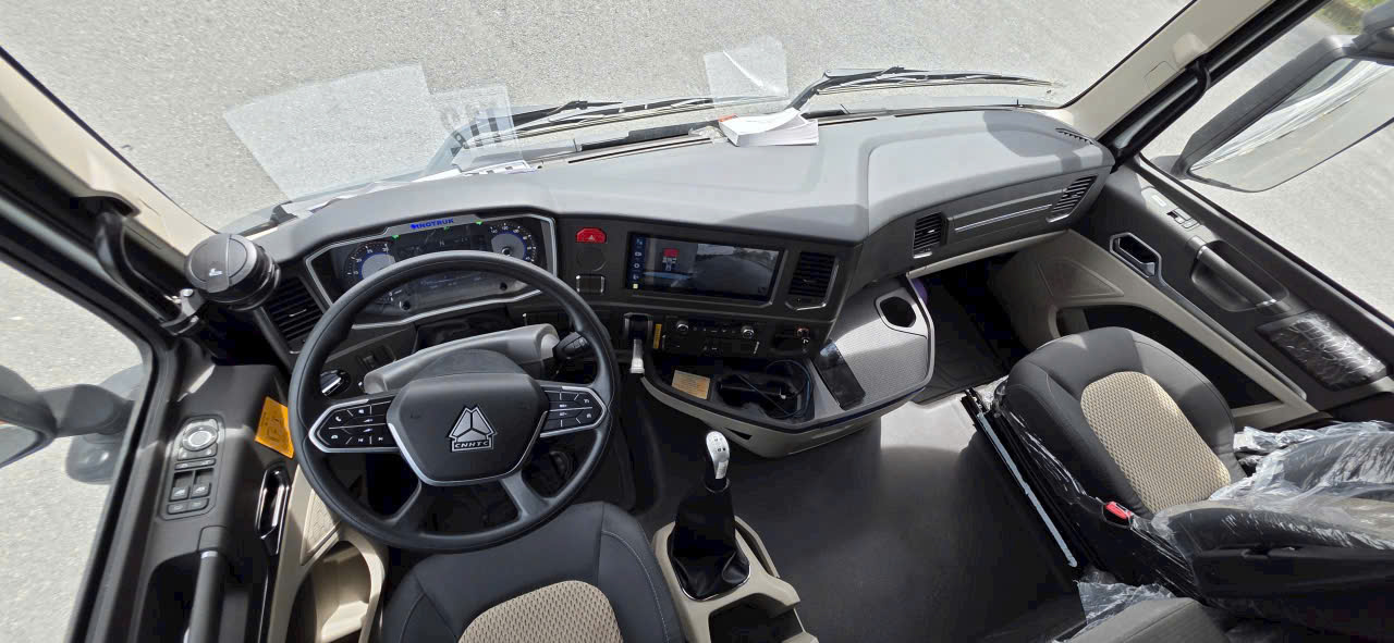 Xe Tải Howo Max 350hp Thùng Bạt 4 Chân